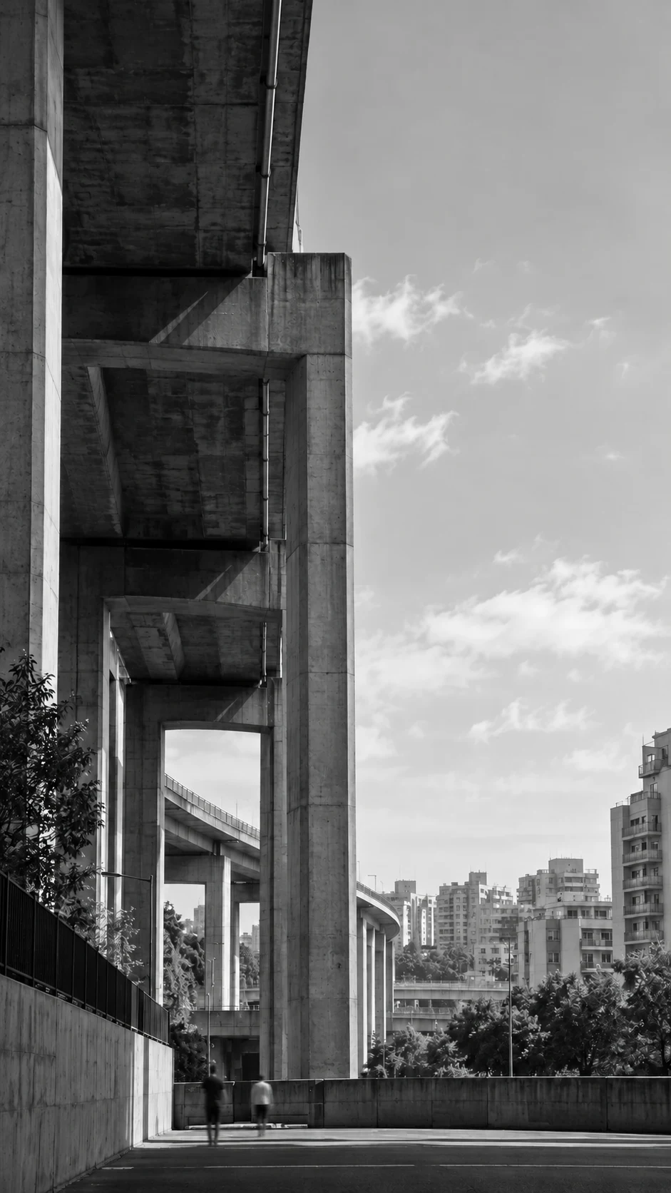 Planos de concreto com duas pessoas distantes e anônimas na passagem. Imagem conceitual.